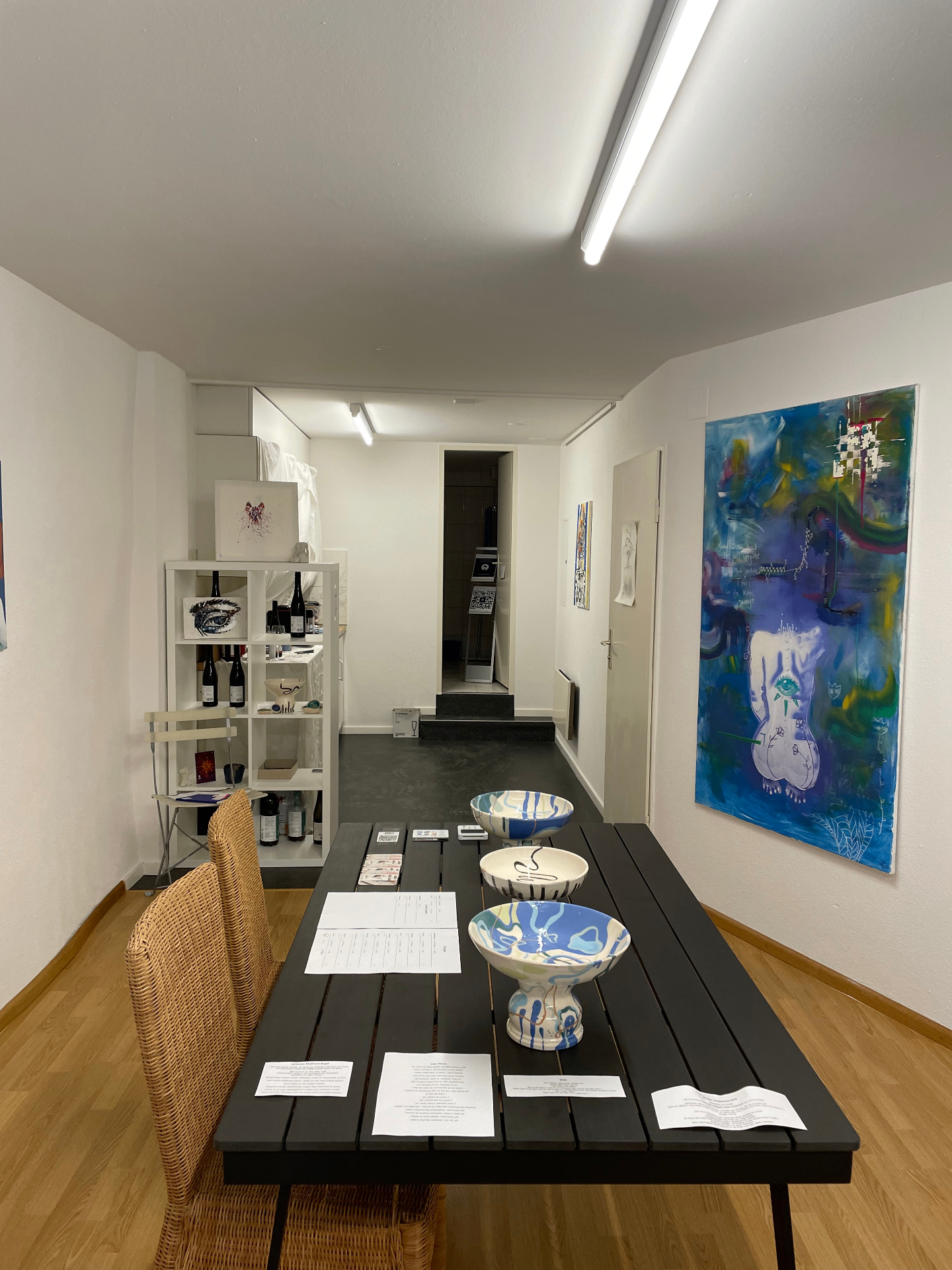 Weitere Perspektive aus der Galerie mit Kunst und Objekten